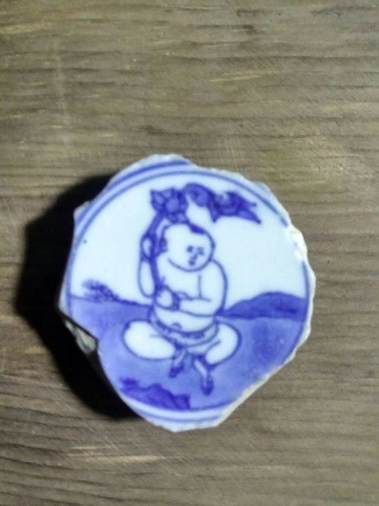 The Qing Dynasty complete figure picture can be polished into a pendant ancient porcelain sheet character divine rhyme but Xiao Qinghua old porcelain piece