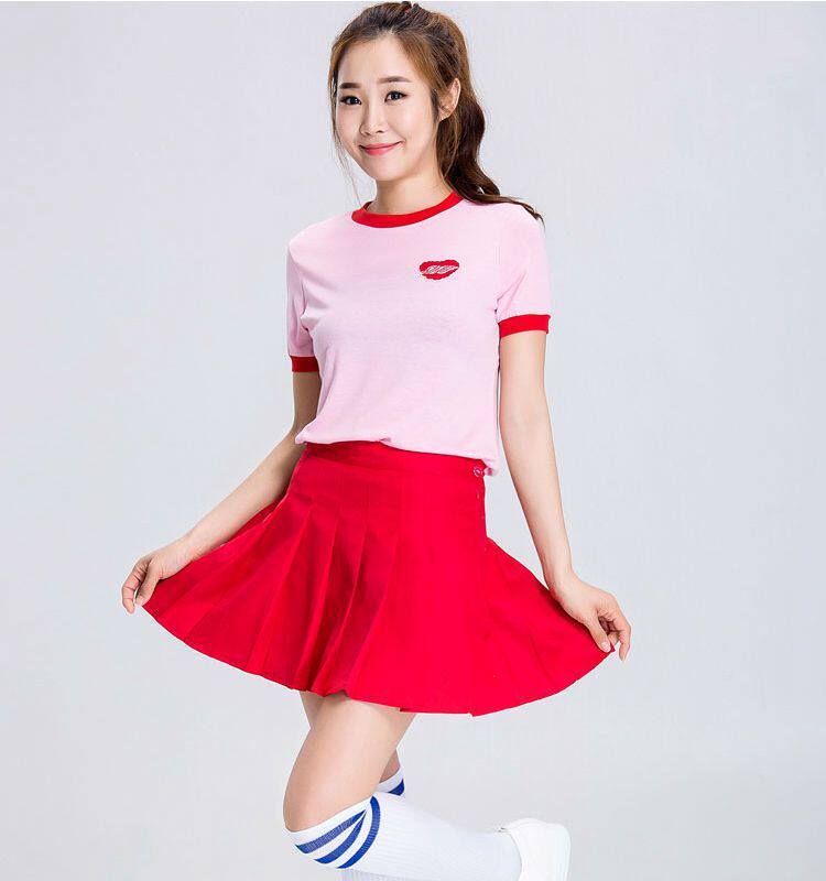 The Korean women's group has the same dance performance as a sweatsuit student cheerleader and a cheerleader for the stage show costumes