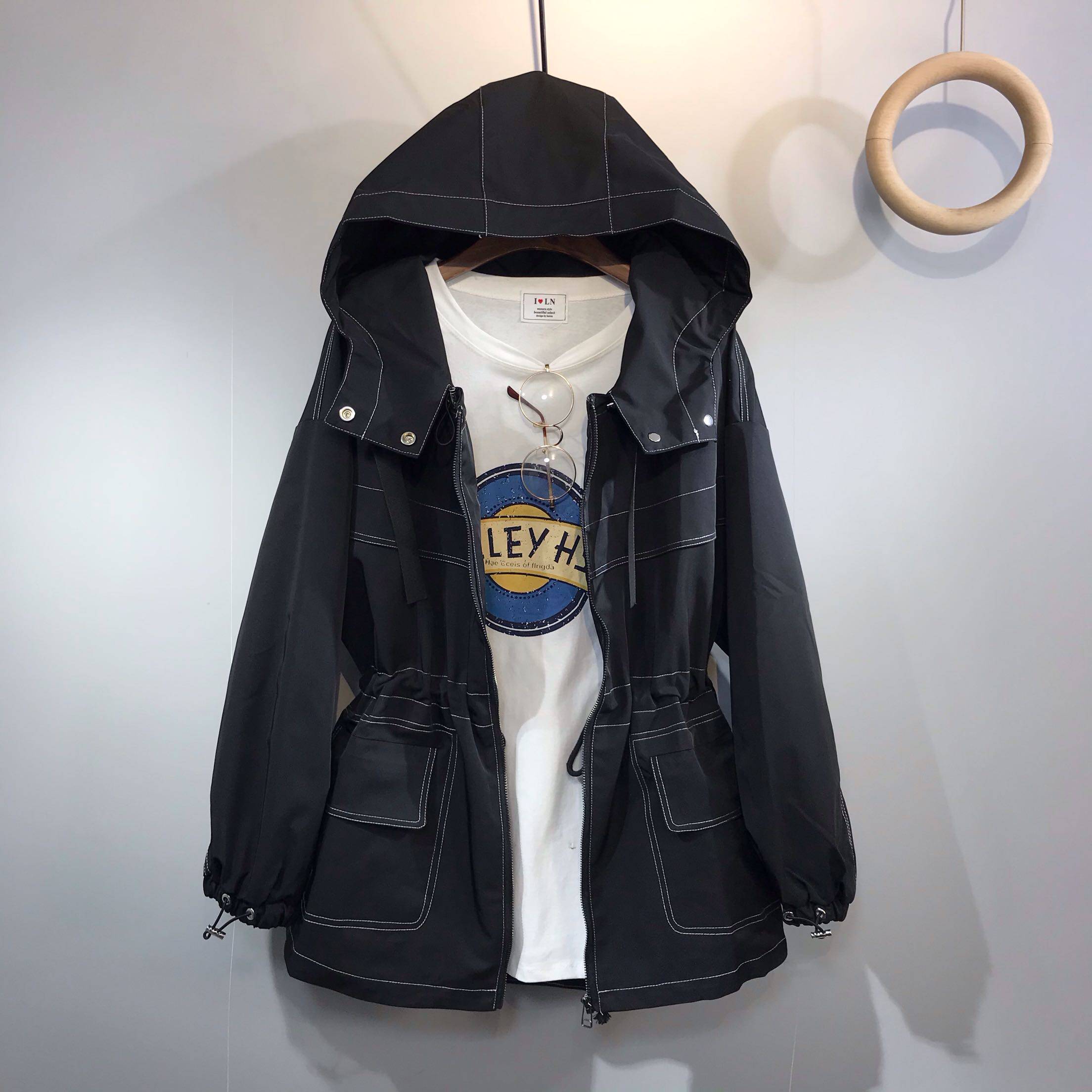 European Station Large size Collision Colour Ming Line Overcoat Girl 2022 Chunqiu New Korean version with cap loose casual windsuit