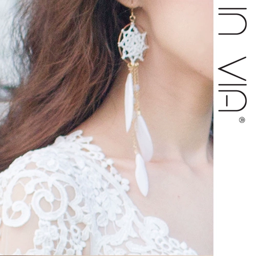 Белые серьги, длинные клипсы, серебряная игла, набивка пером, серебро 925 пробы, стиль бохо