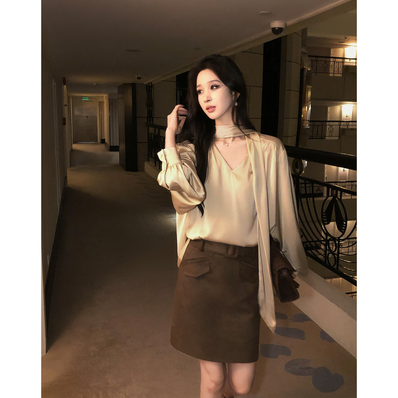 By Onion Front and Back Reversible Satin Ribbon V-Neck High-End Shirt for Women, Autumn Long-Sleeved Turtleneck Shirt By Onion Front and Back Reversible Satin Ribbon V-Neck High-End Shirt for Women, Autumn Long-Sleeved Turtleneck Shirt
