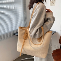 Underarm pack female summer temperament niche hands commuted large capacity single shoulder bag in summer hundred and senior-touch pack