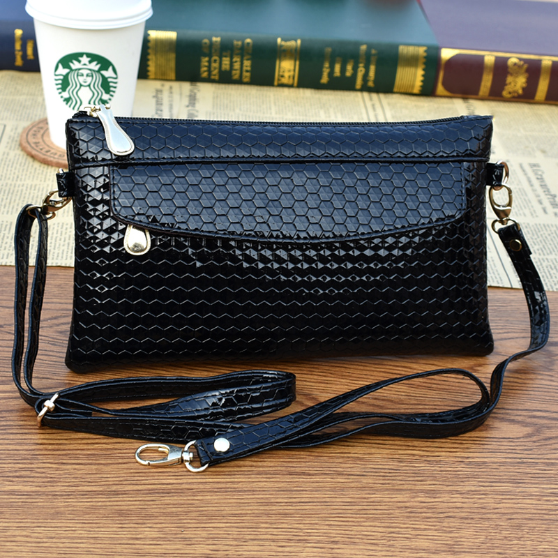 Middle aged mother bright face slanted satchel shoulder bag magige hand holding bag minimalist mobile phone bag temperament personality small bag