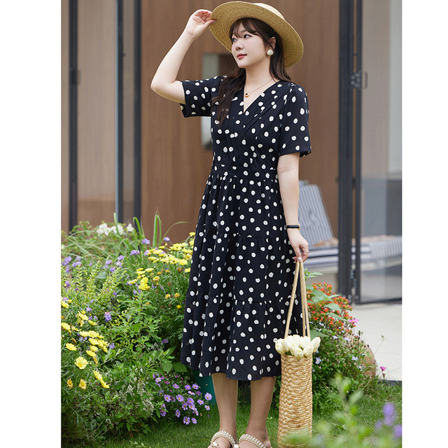 ເສື້ອຍືດຄໍ V-neck waist dress long slimming fat mm chiffon polka dot skirt