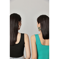 MARYME combines the multicolor B hoarding street with the high waist short - line round collar knitting vest