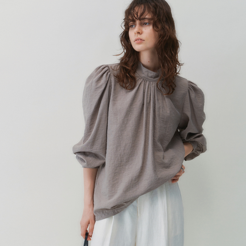 Yasako/Looked at It Again and Again, Victorian-Style Fine Pleated Light Sheath Design, High-Neck Pullover Silk Shirt Yasako/Looked at It Again and Again, Victorian-Style Fine Pleated Light Sheath Design, High-Neck Pullover Silk Shirt