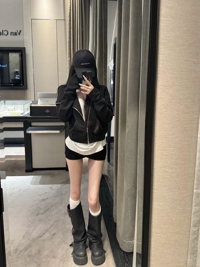 Минималистичная темная куртка с асимметричной молнией, черная, с длинным рукавом, отложным воротником, приталенная, короткая, классическая.