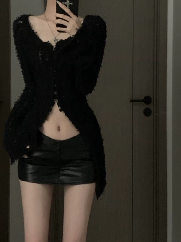 Сексуальная юбка, с акцентом на бедрах