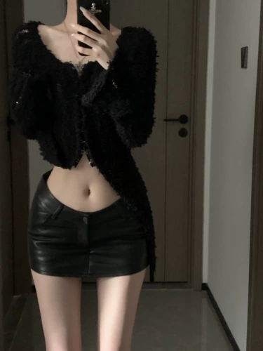 Сексуальная юбка, с акцентом на бедрах