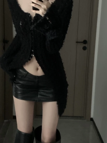 Сексуальная юбка, с акцентом на бедрах