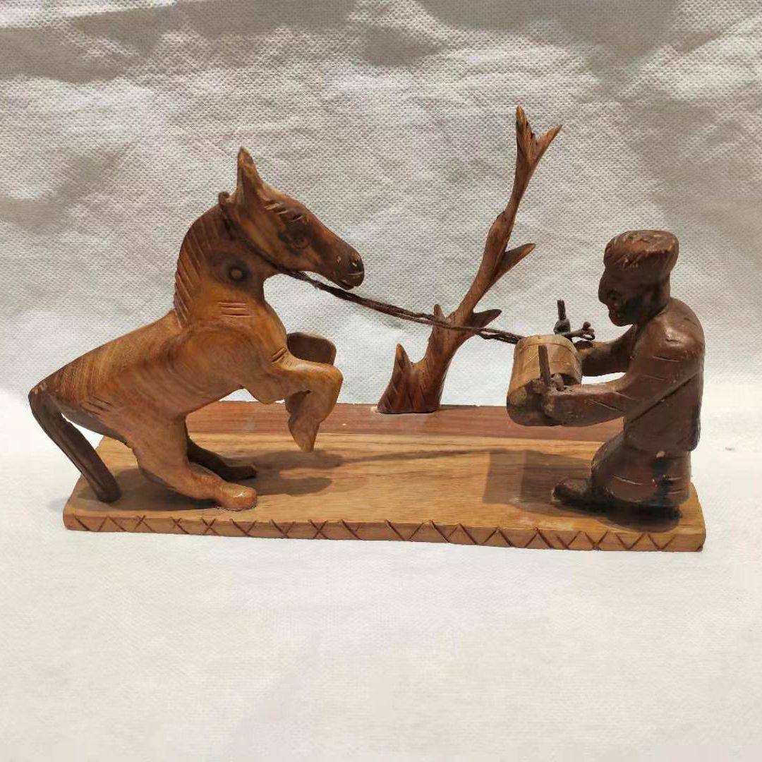 Pakistani wood carving wooden horse-drawn old man wooden ornaments