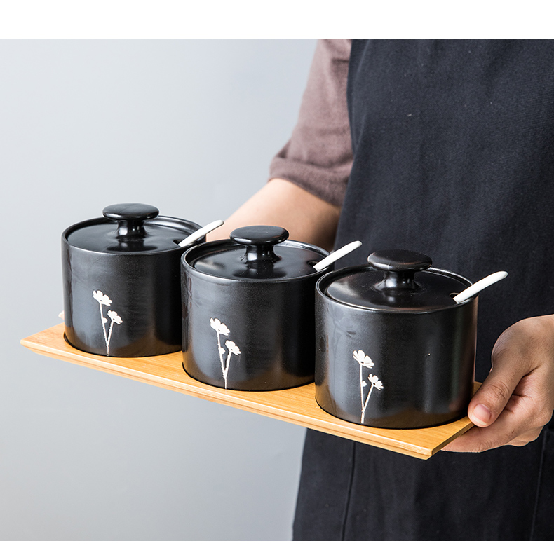 This porcelain ceramic household seasoning jar with cover teaspoons of Japanese creative kitchen sugar pot monosodium salt seasoning jar jar