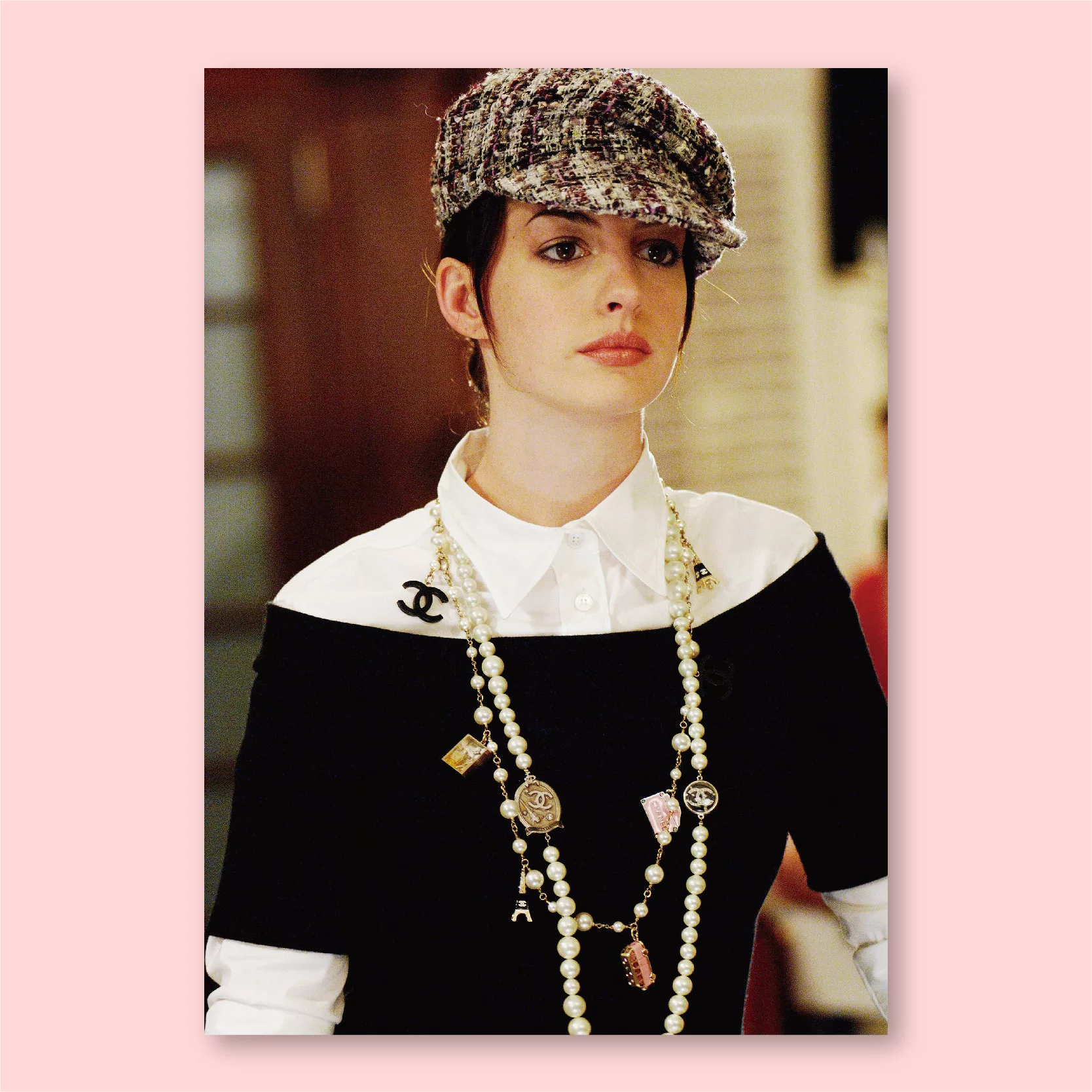 Постер к фильму "The Queen Wears Prada" со старины Анна Харди?