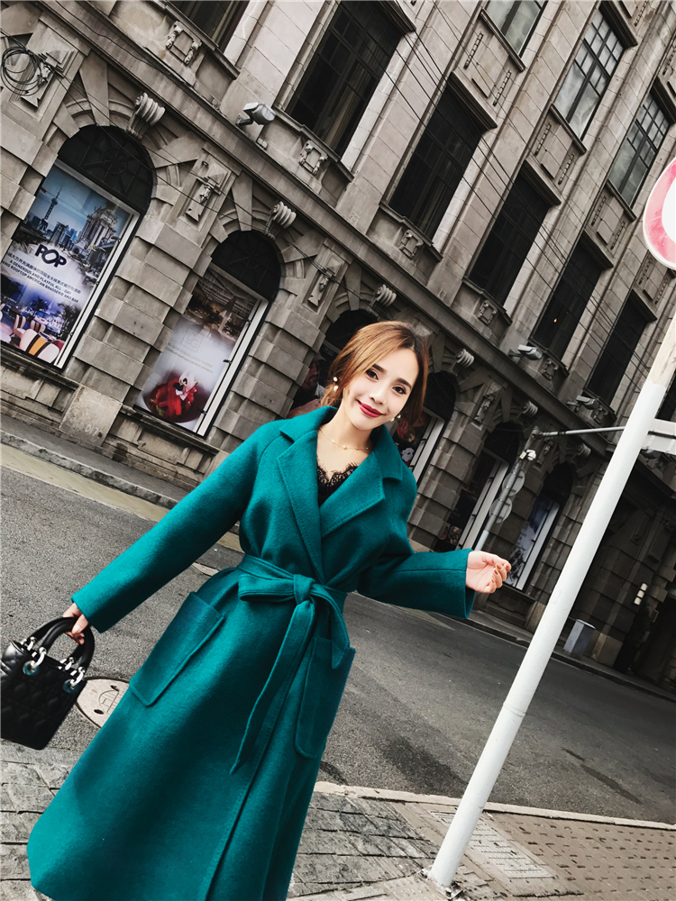 Người nổi tiếng phong cách con công màu xanh hai mặt áo len nữ mùa đông phần dài trên đầu gối váy xoay loại eo áo len dày áo dạ dáng dài hàn quốc