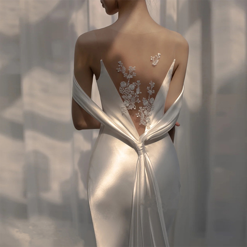 French wedding dress 2023 new bride bride simply dew the fish tail satin with shoulder to welcome the outdoor dress travel