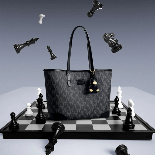 Черная вместительная и большая сумка на одно плечо