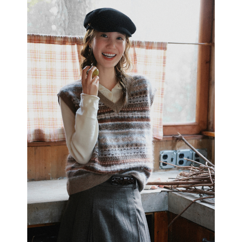 Munns Ruixi Fair Isle Jacquard Knit Vest with Vintage Color Scheme, Sweetheart Neckline, Loose Fit, Layering Sleeveless Vest Munns Ruixi Fair Isle Jacquard Knit Vest with Vintage Color Scheme, Sweetheart Neckline, Loose Fit, Layering Sleeveless Vest