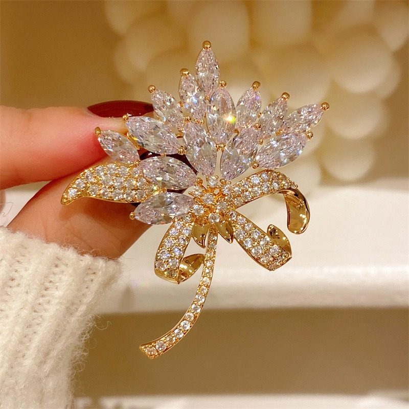 Solid gold plated with full diamond zircon maple leaf brooch for women, suitable for suit jackets, coats, corsages, clothing pins, accessories, and gifts.