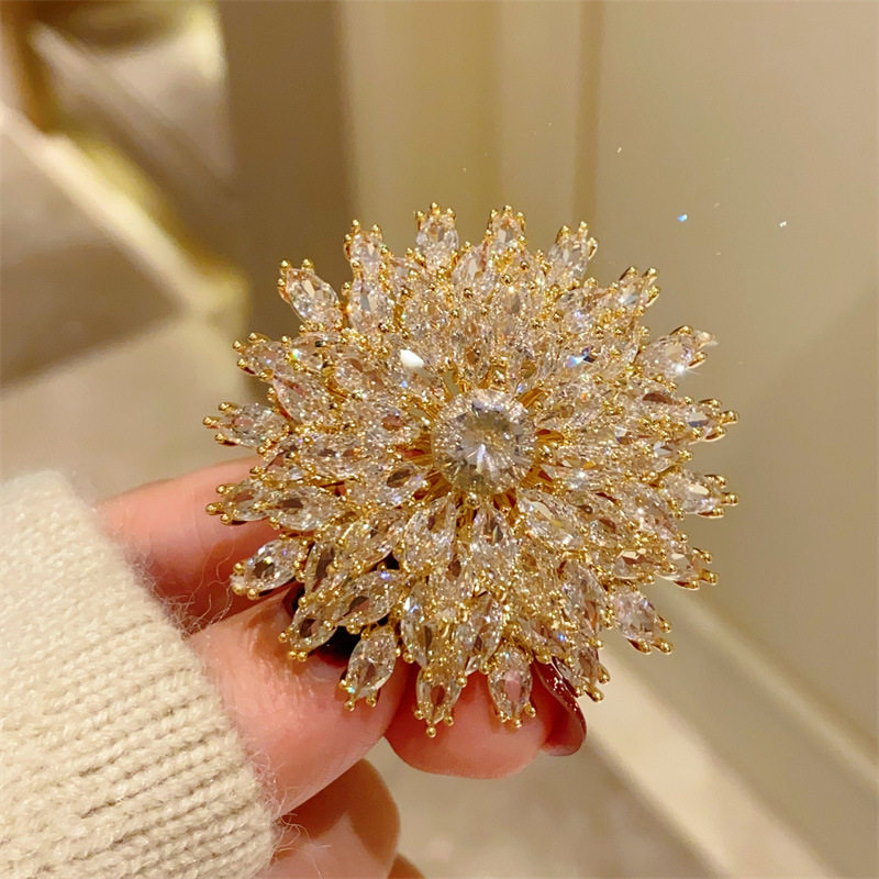 High-end women's suit jacket/coat brooch with solid gold electroplating and full diamonds, a gift featuring snowflake design and full diamonds.