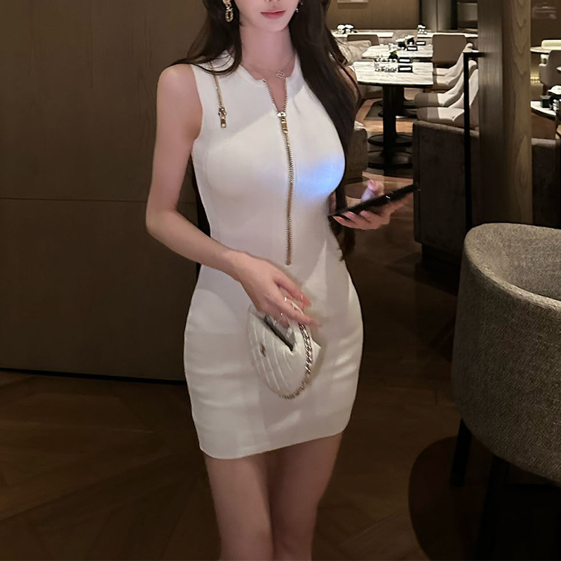 Simple and Versatile Slim-Fit Sleeveless Knit Bodycon Dress with a Unique Design