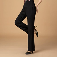 Коричневые чистые черные брюки.