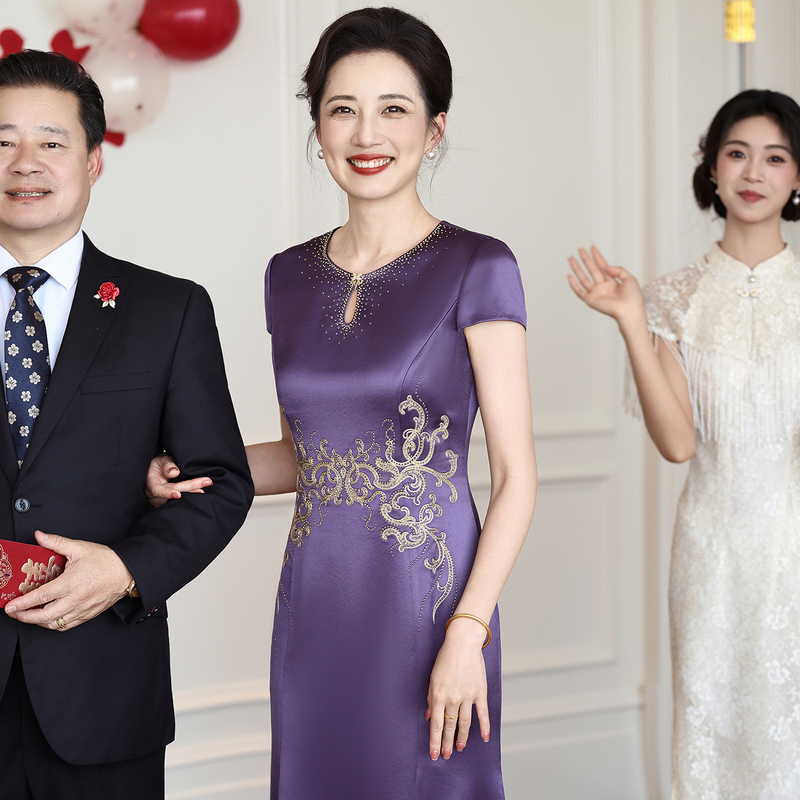 Purple Gold Mother-In-Law Wedding Banquet Dress, Purple Short-Sleeved Embroidered High-End Mother's Cheongsam, Stylish and Elegant Banquet Outfit