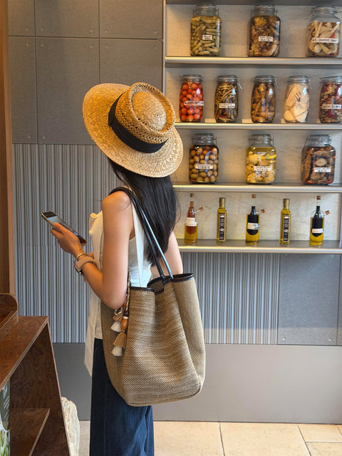 2026 Super Hot Braided Bucket Bag Women's Summer Large Capacity Commuting Versatile Handbag Casual Simple Shoulder Bag