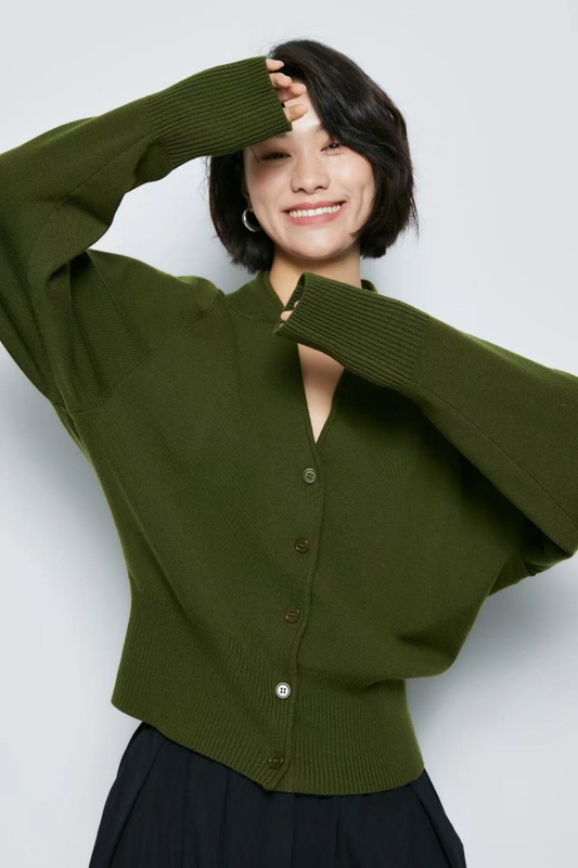 9034 High-End Moss Green ~ Elegant and Sophisticated V-Neck Minimalist Style Knitted Cardigan! 9/4 9034 High-End Moss Green ~ Elegant and Sophisticated V-Neck Minimalist Style Knitted Cardigan! 9/4