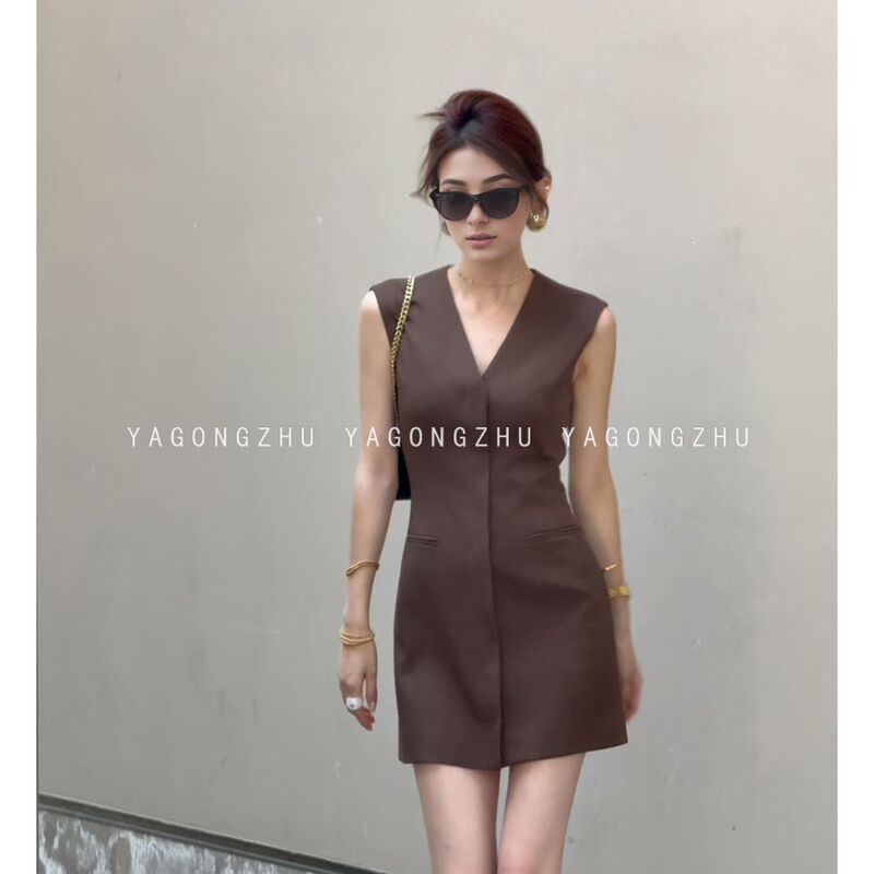 Yagongzhu Sleeveless Vest Dress, Elegant Style for Petite Figures, Short Coffee-Colored Waist-Cinching Bodycon Suit Dress