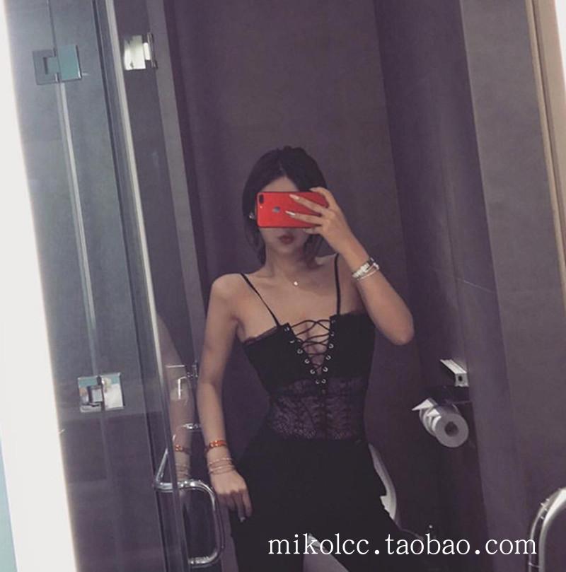 Người mẫu gợi cảm với cùng một đoạn dây đeo cổ chữ V gợi cảm cắt thấp ngực ngực áo ren một mảnh áo sơ mi vest quần áo nữ
