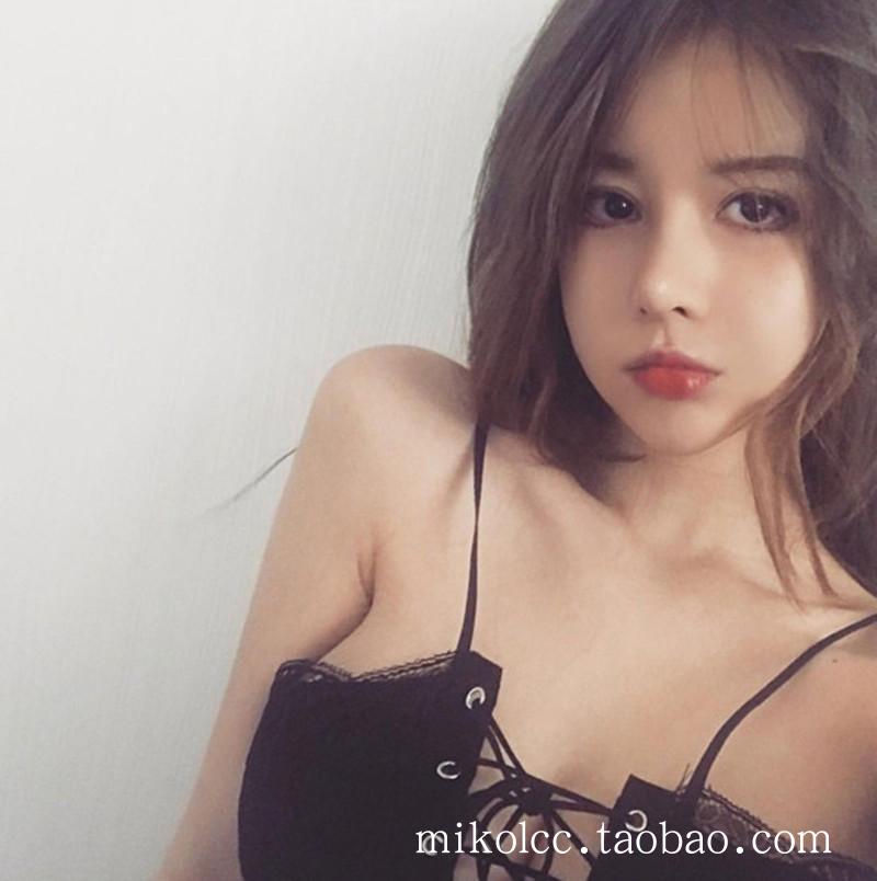 Người mẫu gợi cảm với cùng một đoạn dây đeo cổ chữ V gợi cảm cắt thấp ngực ngực áo ren một mảnh áo sơ mi vest quần áo nữ