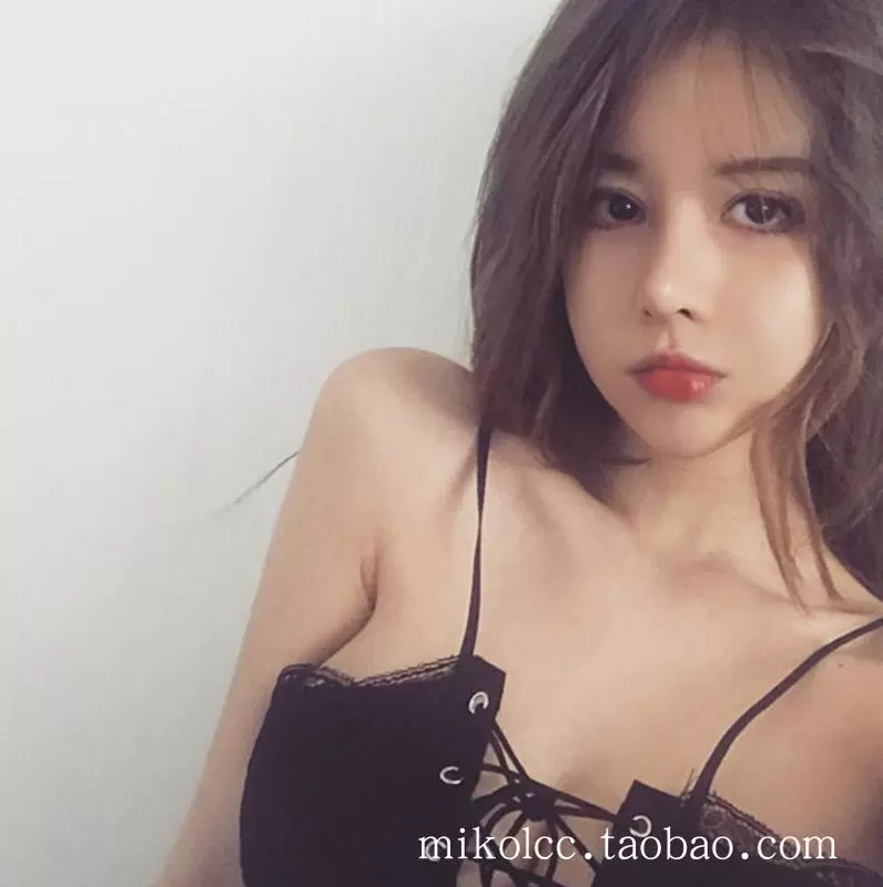 Người mẫu gợi cảm với cùng một đoạn dây đeo cổ chữ V gợi cảm cắt thấp ngực ngực áo ren một mảnh áo sơ mi vest shop thời trang nữ