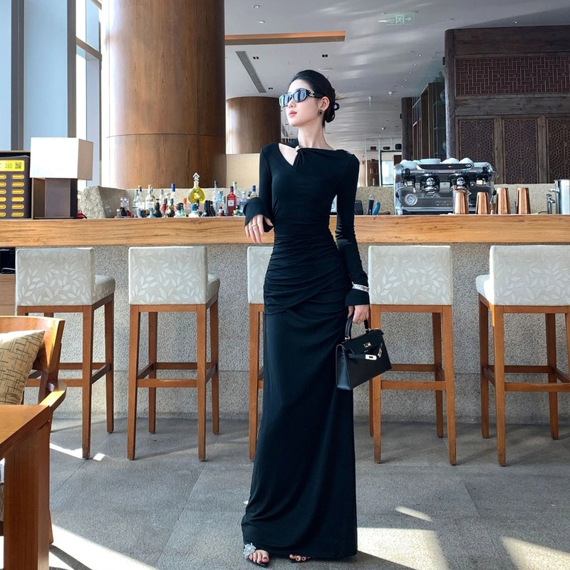 Socialite's Sexy Black Long-Sleeved Dress for Women in Autumn and Winter with Cut Out Design, Pleated Waist, Slim Fit and Hip-Hugging Skirt Socialite's Sexy Black Long-Sleeved Dress for Women in Autumn and Winter with Cut Out Design, Pleated Waist, Slim Fit and Hip-Hugging Skirt