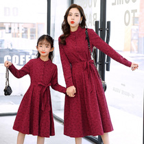 Red pro-dress mother woman 2022 new foreign air one-piece dress spring autumn retro antique printed long sleeves high-end long skirt