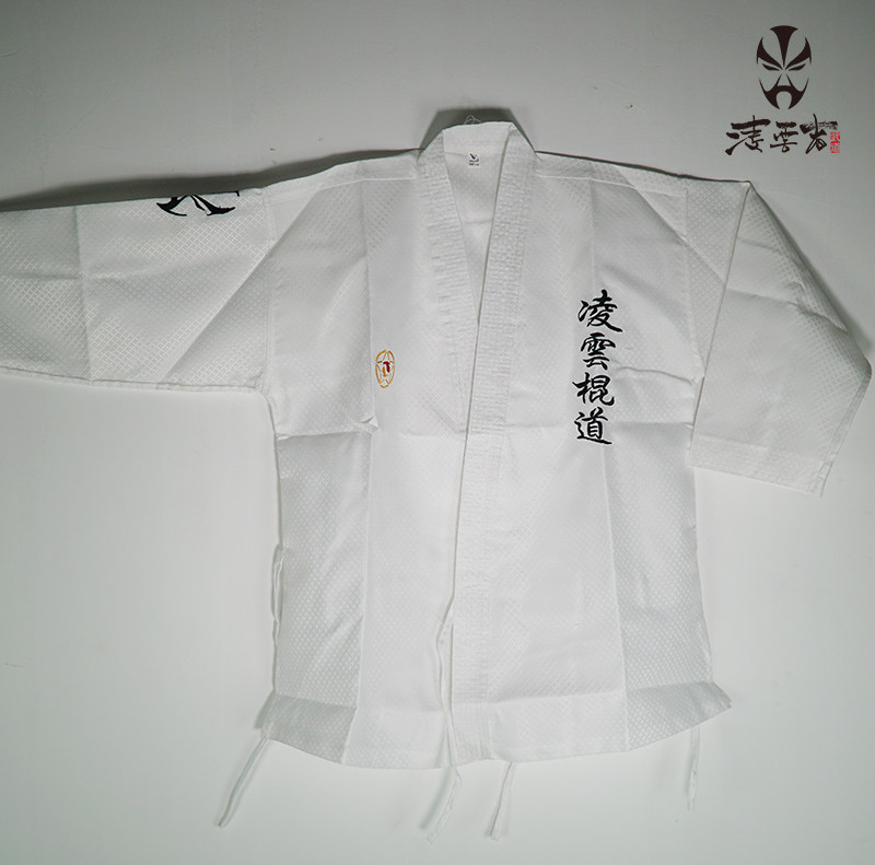Lingyun sticks to perform with double knowhouse and white training to coach the top of the jacket