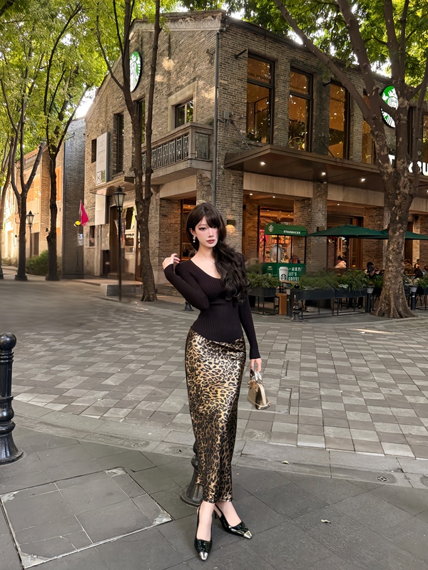 Awmumu “Self-Centering” Retro Leopard Print Skirt for Women, High Waist, Slimming, Draping, Elegant A-Line Long Skirt for Women