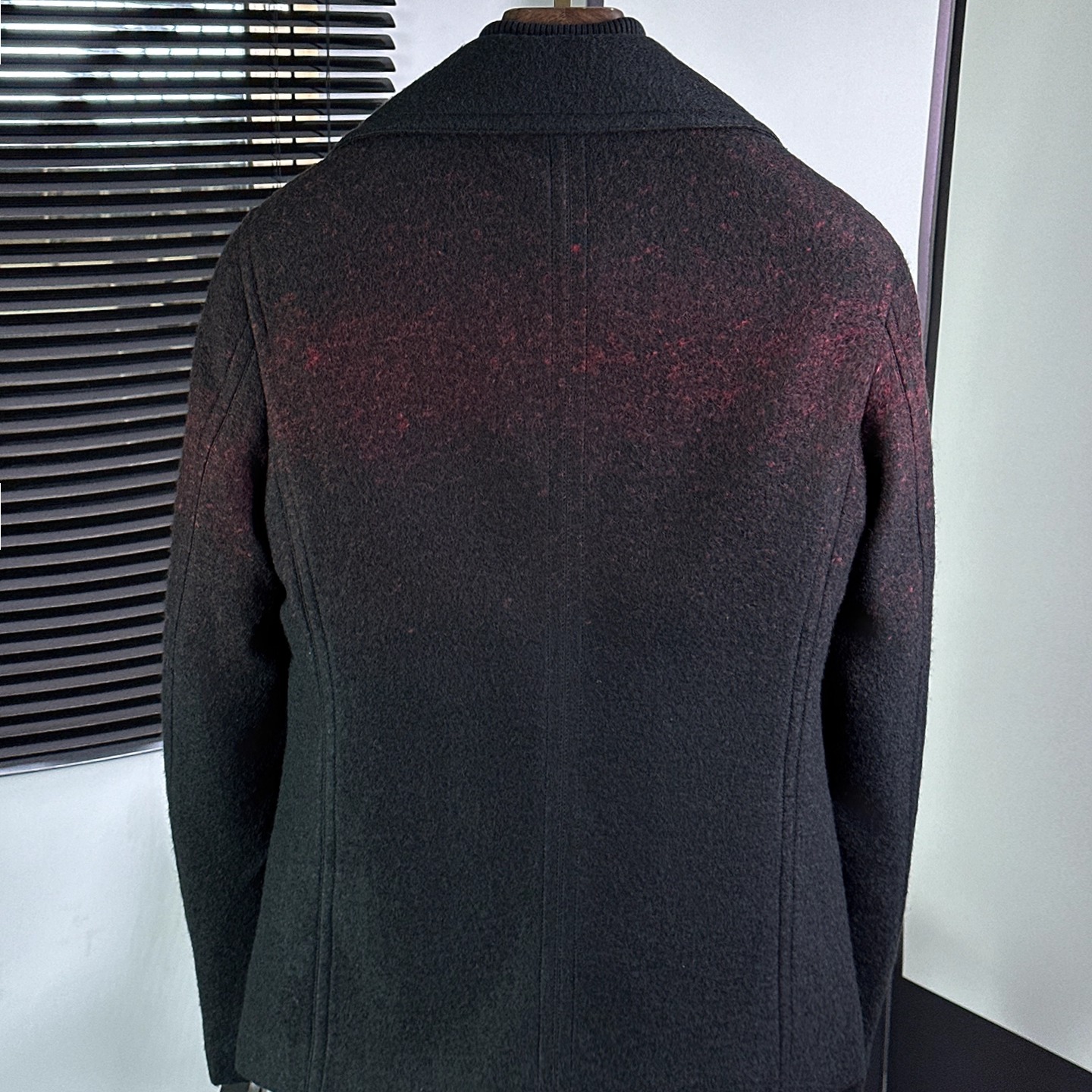 复古摩登碰撞：电影时装24秋FFUG135413-3399莫高棕格子外套🧥解析