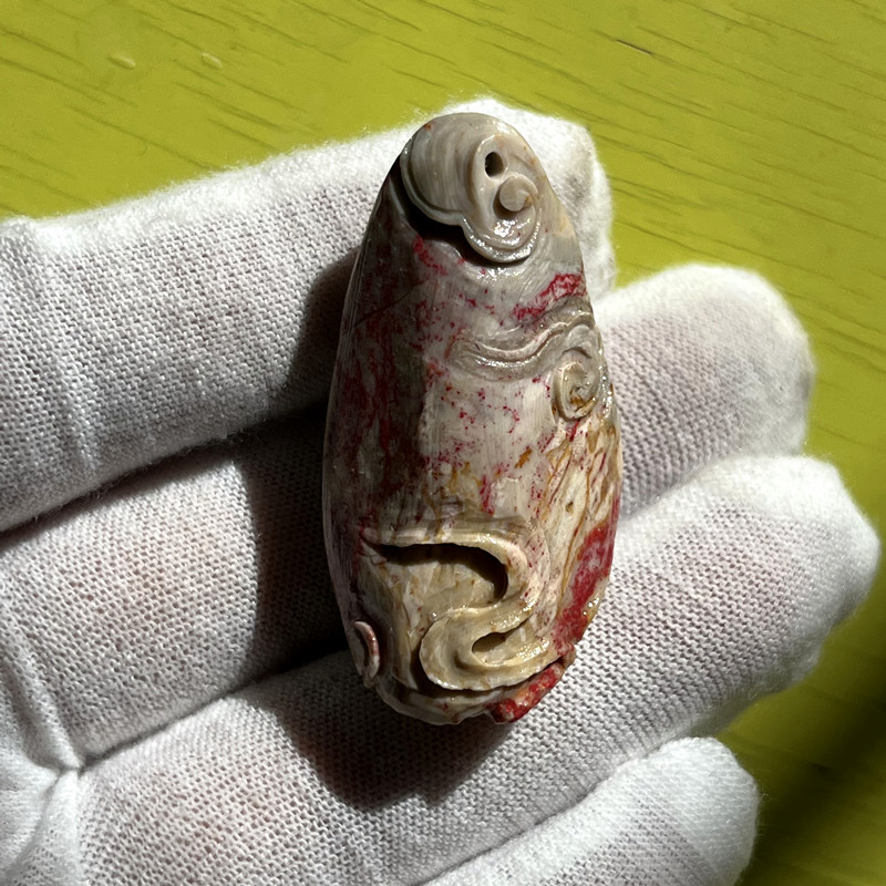 高品質の彰化鶏血石。重厚感があり、大きなペンダントで、鮮やかな赤色をしており、血色が豊かです。