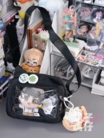 Темно-черные пельмени с бурым медведем