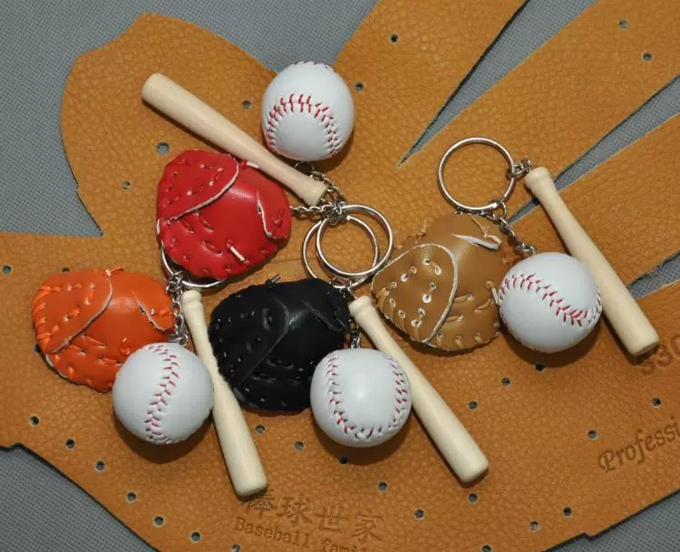 Wang Junkai với cùng một đoạn khóa bóng chày ba mảnh móc khóa sáng tạo mặt dây chuyền quà tặng đội quà lưu niệm món quà nhỏ - Bóng chày các loại găng tay bóng chày	