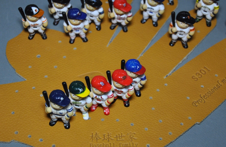 Rico MLB Major League Doll Doll Puppet Nhựa Keychain Mặt dây chuyền Yankee Dodge Red Sox Bear - Bóng chày