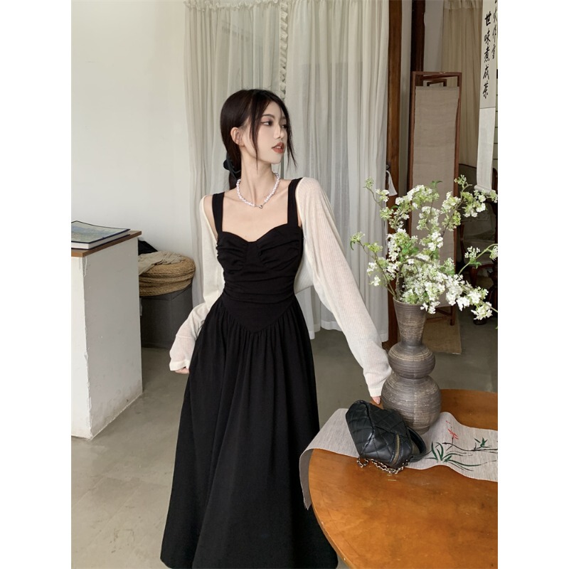 French-Style Black Body-Covering Spaghetti Strap Dress for Women, Summer 2024 New Style, Elegant Pleated Waist-Cinching Slim-Fit Long Dress French-Style Black Body-Covering Spaghetti Strap Dress for Women, Summer 2024 New Style, Elegant Pleated Waist-Cinching Slim-Fit Long Dress