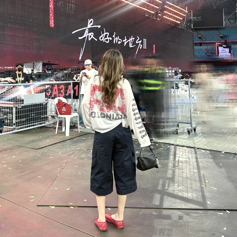 Zeng Yueban's "Niwei Daily T" Cracked Letter Print Loose Thin Sunscreen Cover-Up Long Sleeve T-Shirt for Women Summer!