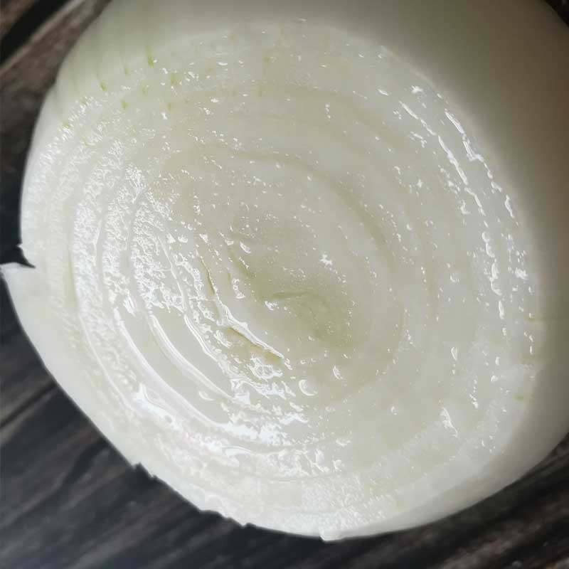 白洋葱新鲜去皮，生吃如何更美味？