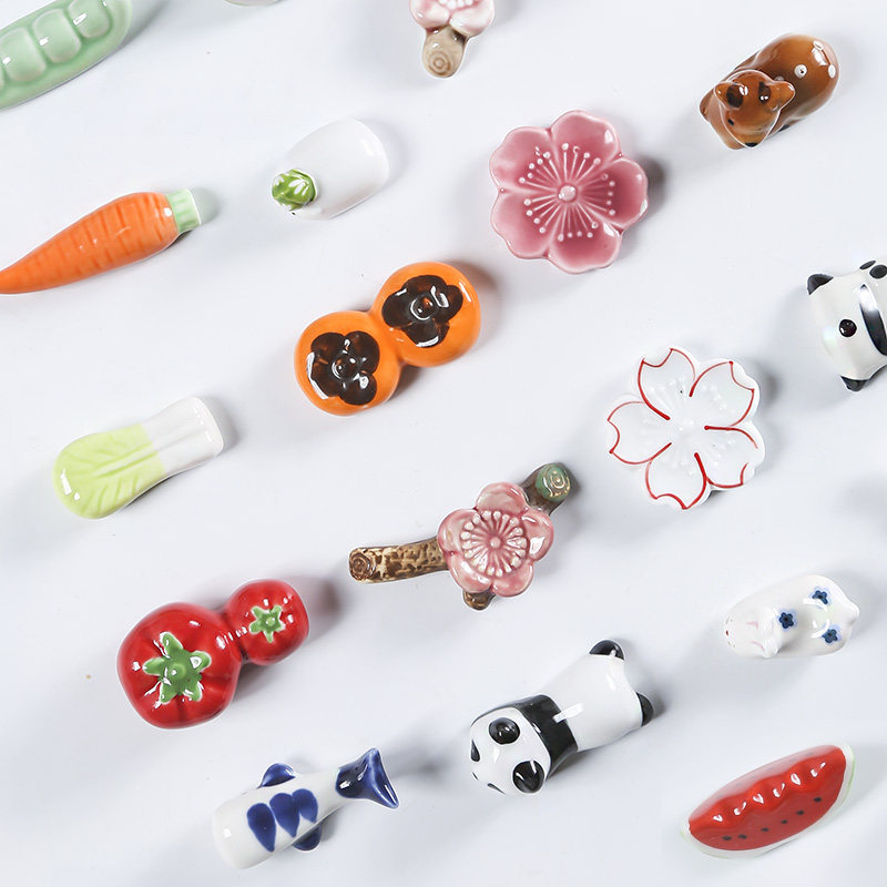 Ceramic animal chopstick rests, Japanese-style small ornaments, kitchen chopstick rests, cartoon pen holders, creative pen rests, Japanese restaurant table chopstick holders