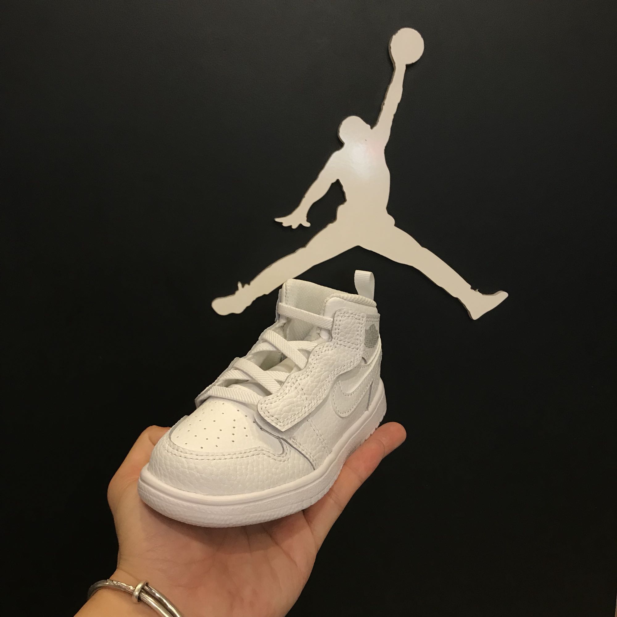 Mùa hè AR6352-109 610 JORDAN 1 trẻ em giày giày thanh niên AJ1 đen đỏ Jordan 1 thế hệ giày em bé giày thể thao trẻ em nam