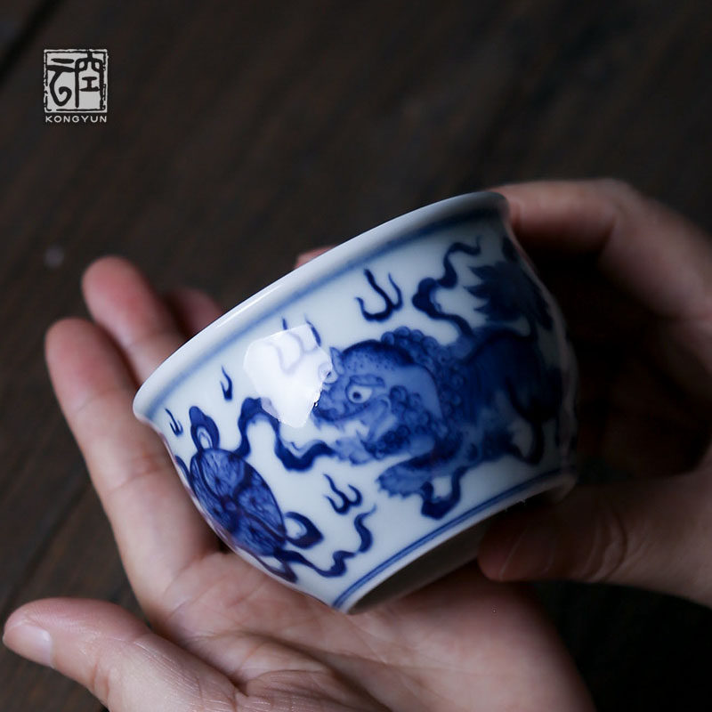 Empty clouds Jingdezhen hand-painted blue and white lion dance cylinder cup Large pressed hand kung fu ceramic tea cup tea cup master cup