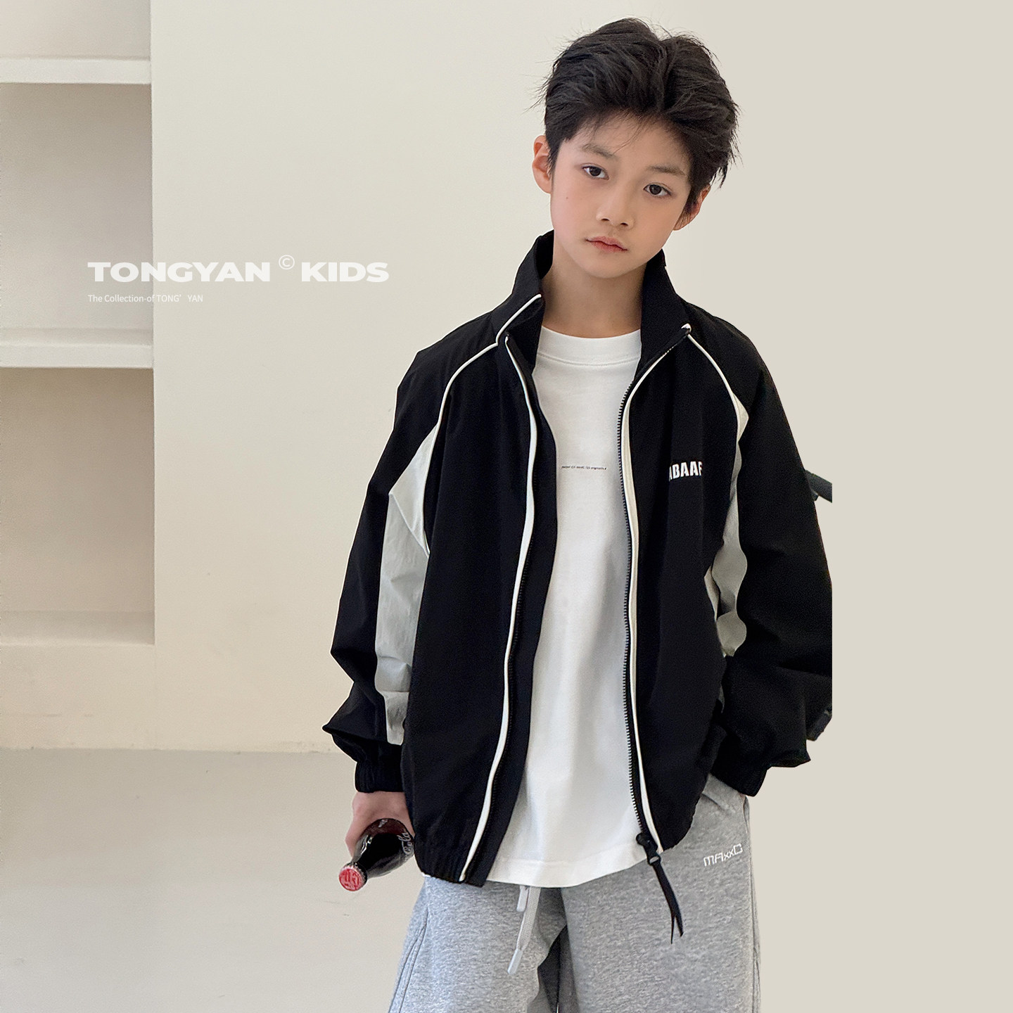 男の子用ジャケット 2026年春新作、中～大サイズの子供向けトレンディでクールなスポーツジャケット、ゆったりとした子供用ウィンドブレーカー