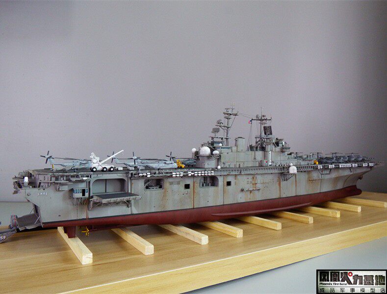 Модель военного корабля 1/350鎴愬搧妯″瀷 缇庡浗娴峰啗榛勮渹绾т簩鏍栨敾鍑昏埌lhd-1榛勮渹鍙 Trumpeter