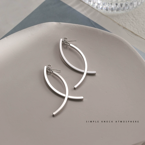 Z小姐 Небольшие дизайнерские серьги, 2025 года, популярно в интернете, тренд сезона